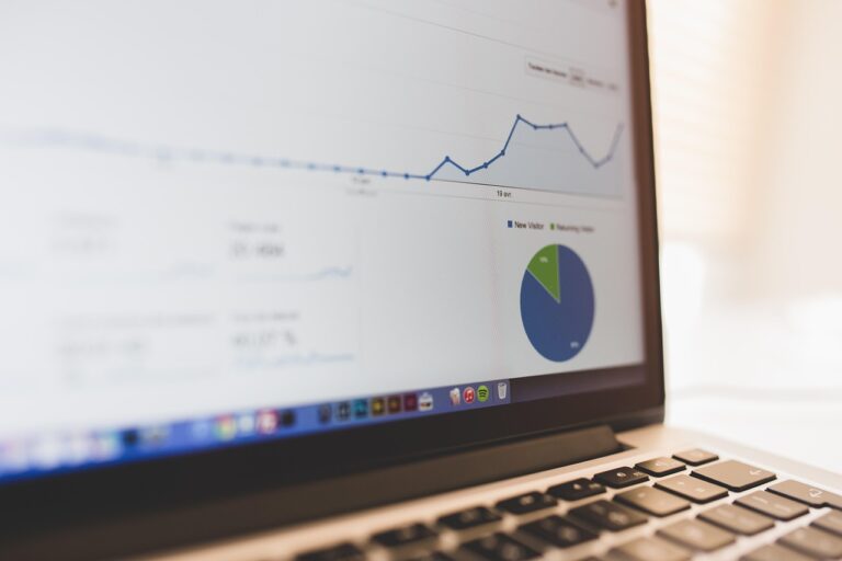 Surfer AI e SEO Optimization per AI Search: Come i 500+ Ranking Factors Moderni Includono Citabilità e Query Fan-Out