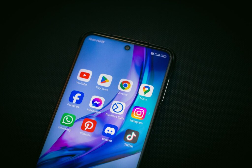 Social Media come Motore di Ricerca 2026: Ottimizzare TikTok, Instagram e YouTube per Query-Based Discovery — Hook Engineering e Answer Architecture per Competere con Google
