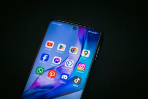 Social Media come Motore di Ricerca 2026: Ottimizzare TikTok, Instagram e YouTube per Query-Based Discovery — Hook Engineering e Answer Architecture per Competere con Google
