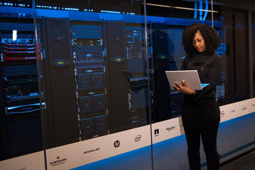 Llama 4 Maverick Multi-Modal MoE: Deployment Nativo su Single Node — Guida Tecnica per Newsroom Italiani con GDPR Compliance