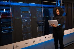 Llama 4 Maverick Multi-Modal MoE: Deployment Nativo su Single Node — Guida Tecnica per Newsroom Italiani con GDPR Compliance