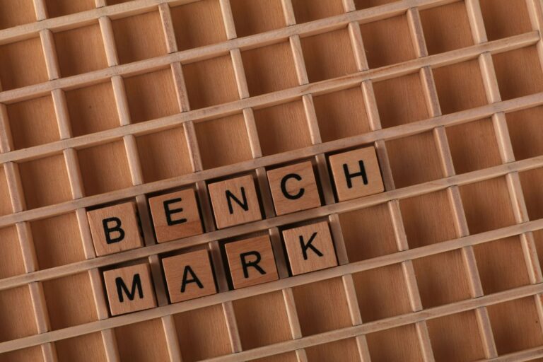 Modelli LLM Open-Weight Agosto 2026: Llama 4 Scout/Maverick vs Claude Opus 5 vs Gemini 3.7 Flash — Benchmark Real-World e Trade-off per Publisher Italiani