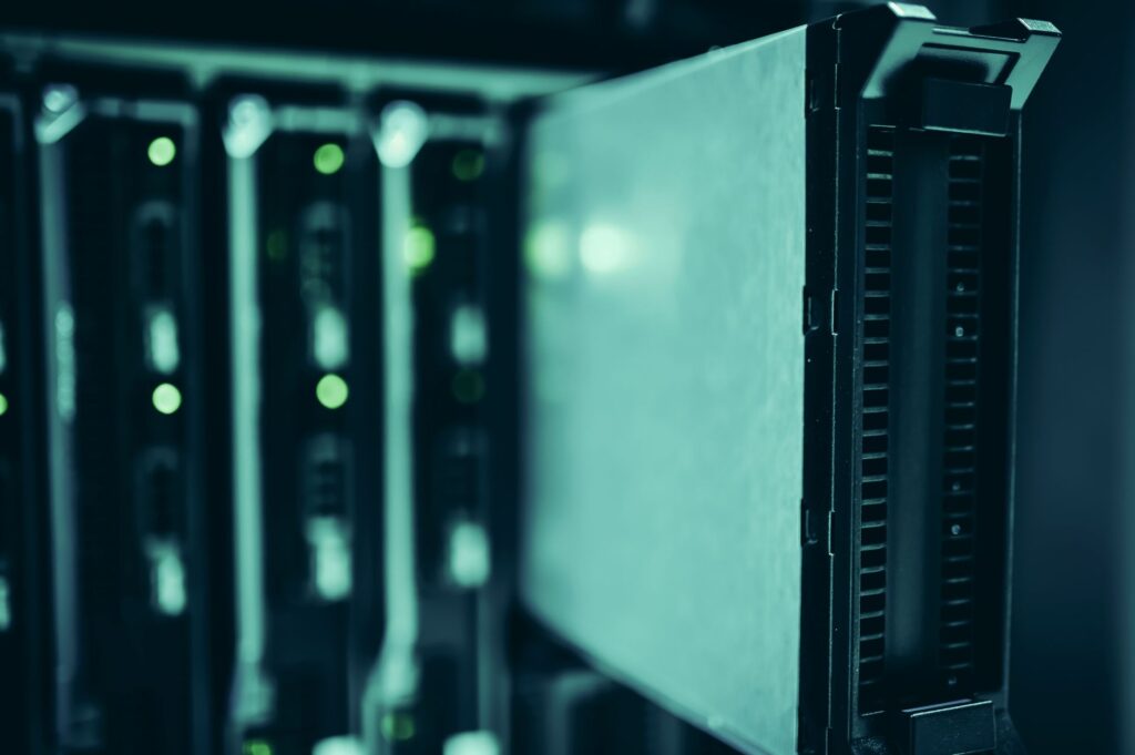 Multimodal RAG per Newsroom Italiani: Integrazione Gemini 3.7 + Claude Opus 5 + Llama 4 — Document Pipeline, Attribution e GDPR-Compliant Source Tracking
