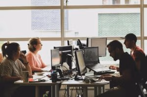 Multi-Agent Systems per Editorial Triage 2026: Specialized Agents per Content Routing, Quality Scoring e Strategic Recommendations — Architecture Pattern per Newsroom Scalabile